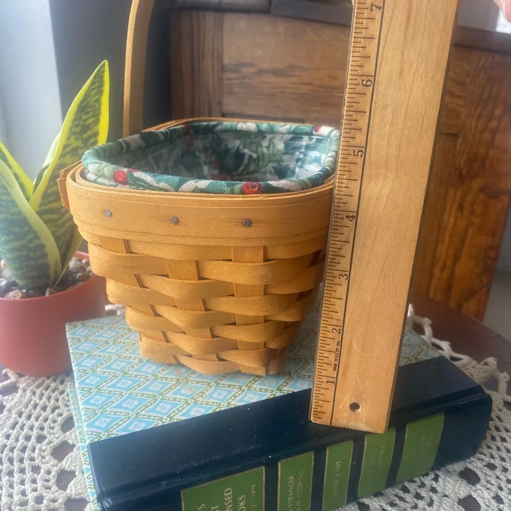 Longaberger 2002 Festive Holiday Christmas Woven Basket with Red Accents - Picture 10 of 10